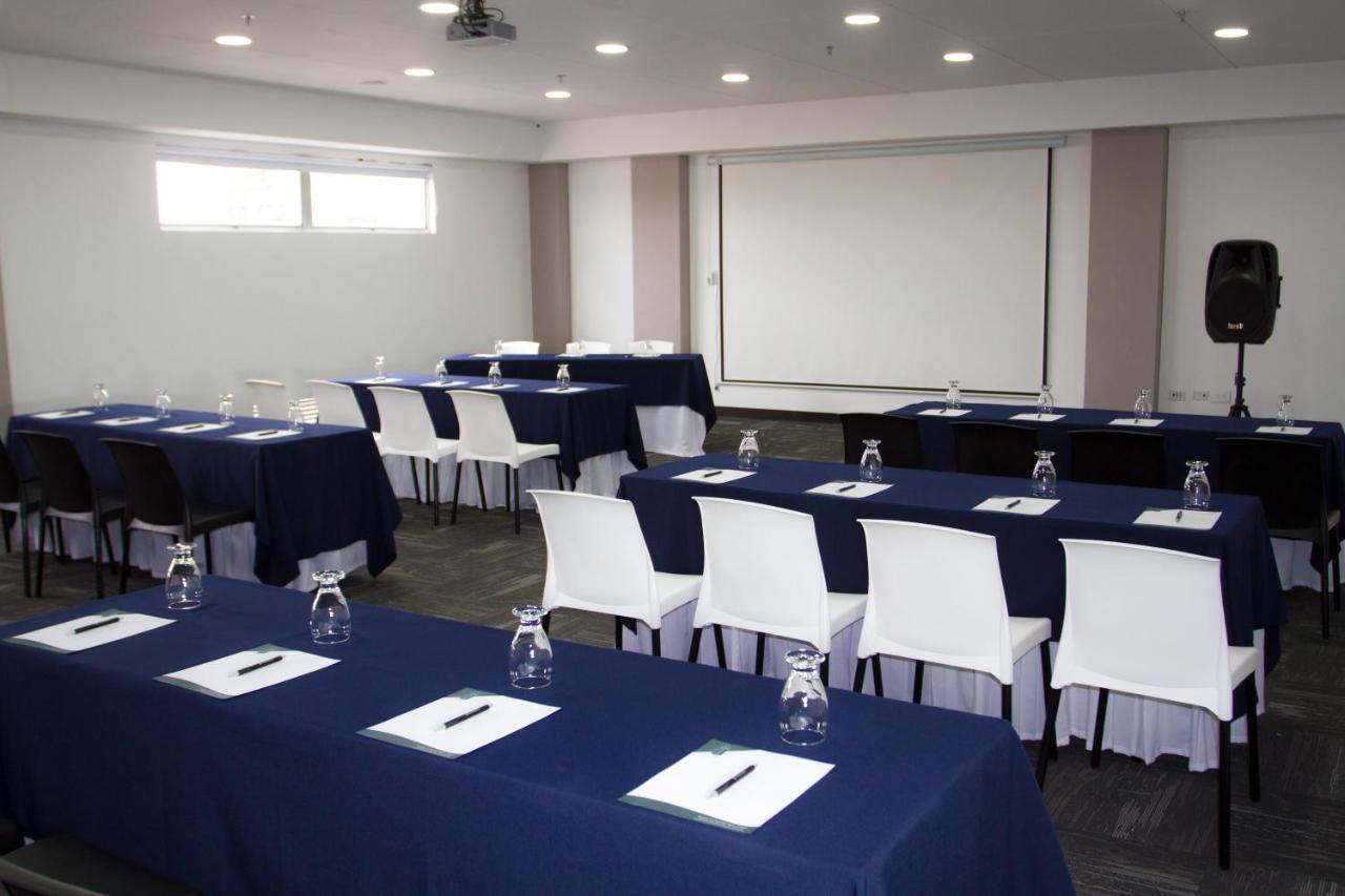 Hotel Wlh Silver Corferias Bogota Buitenkant foto